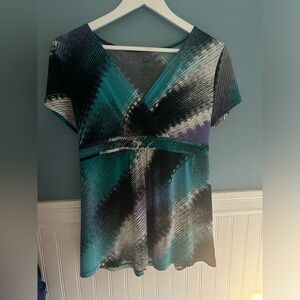 EUC Duo maternity V neck short sleeve top size medium